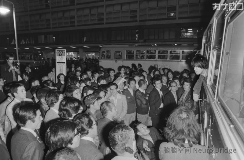 图片内容：为抗议轮椅使用者被拒绝登车，青い芝の会的成员占领了一辆公交车（1977）